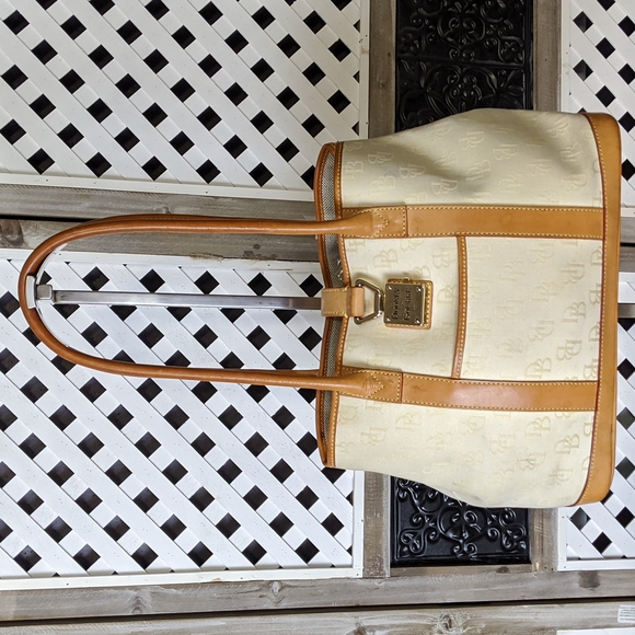 Dooney & Bourke Handbags - Dooney & Bourke Hand Bag